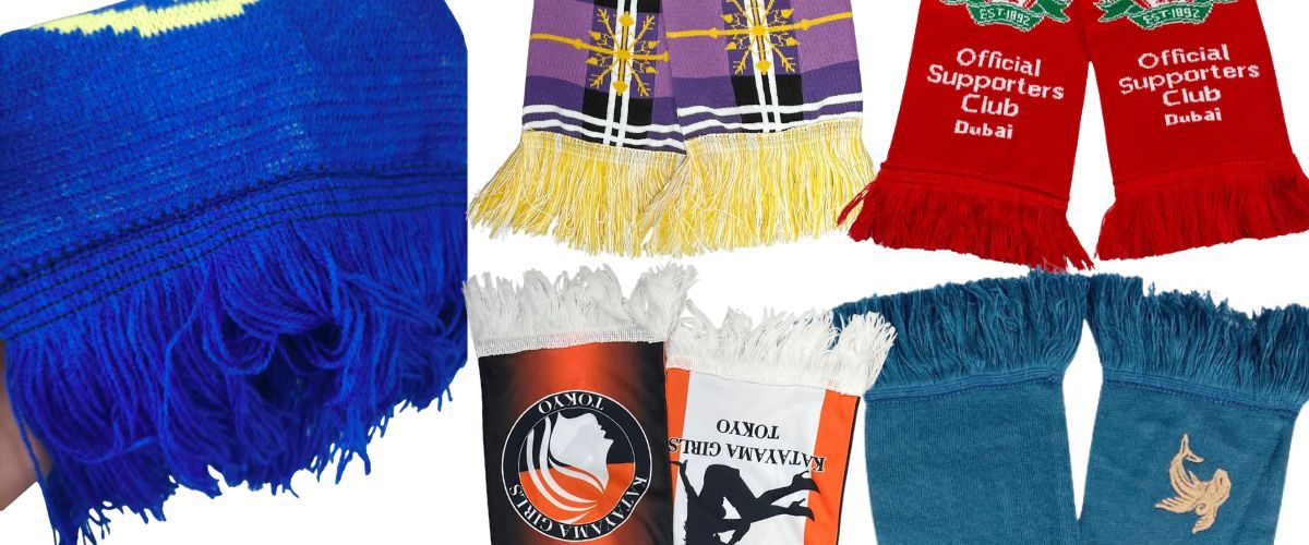 술 장식이 있는 맞춤형 축구 스카프.